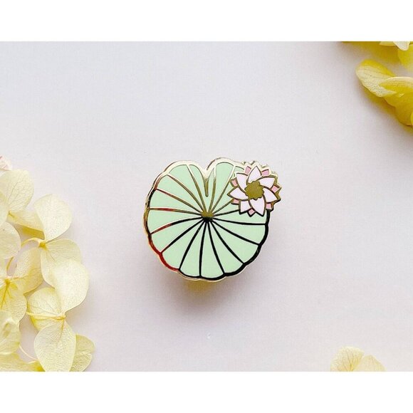 Water Lily Pad Enamel Pin - Gold Plated Brooch - Nature & Garden Jewelry - Picture 5 of 11